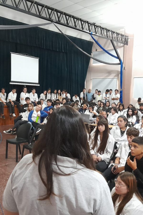 Proyección de la película 1985 en la sala cultural