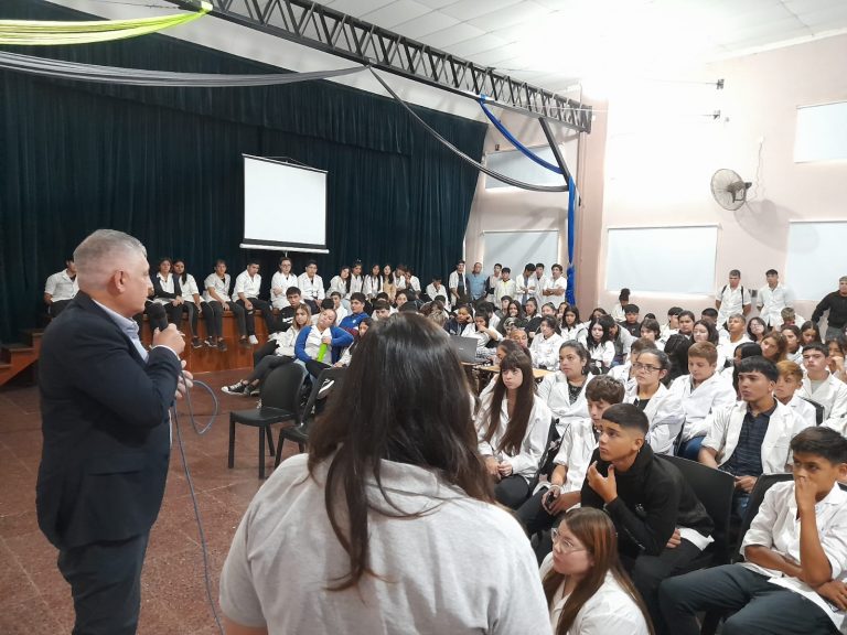 Proyección de la película 1985 en la sala cultural