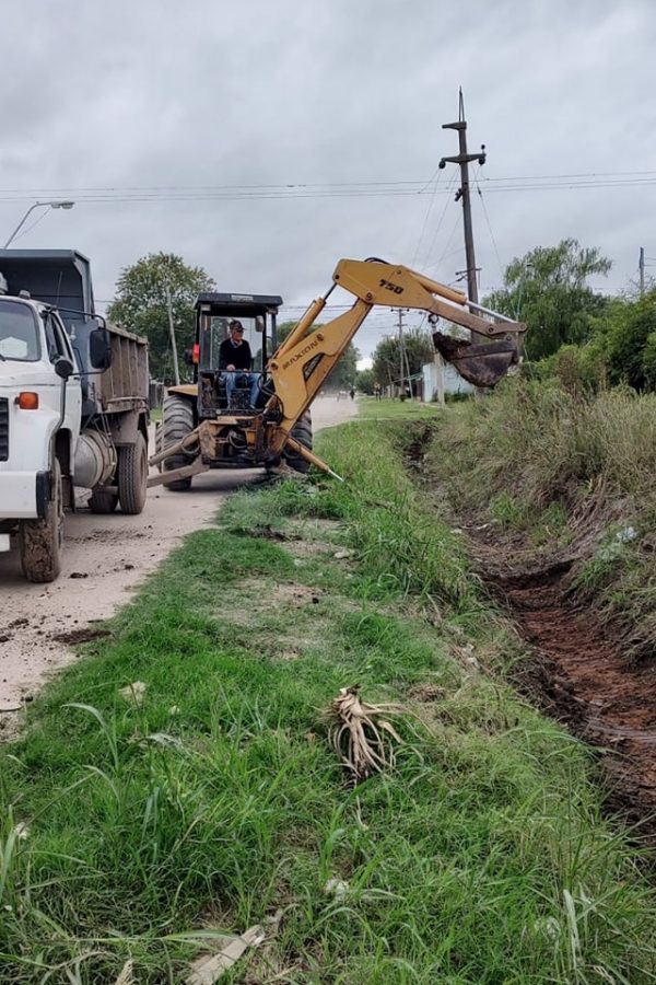 Trabajos de zanjeo y reparaciones en Adelina
