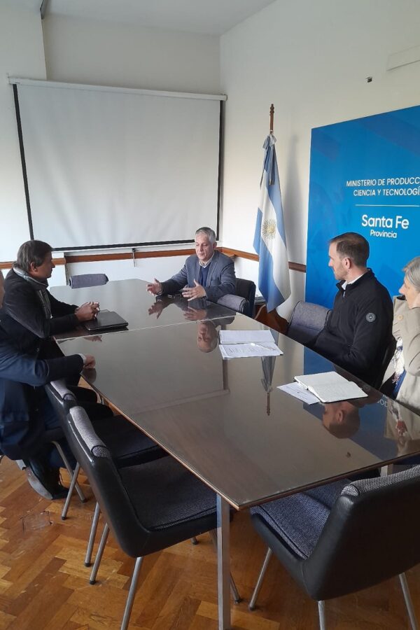 Mario Papaleo junto a vecinos sauceños preocupados por los derrumbes costeros