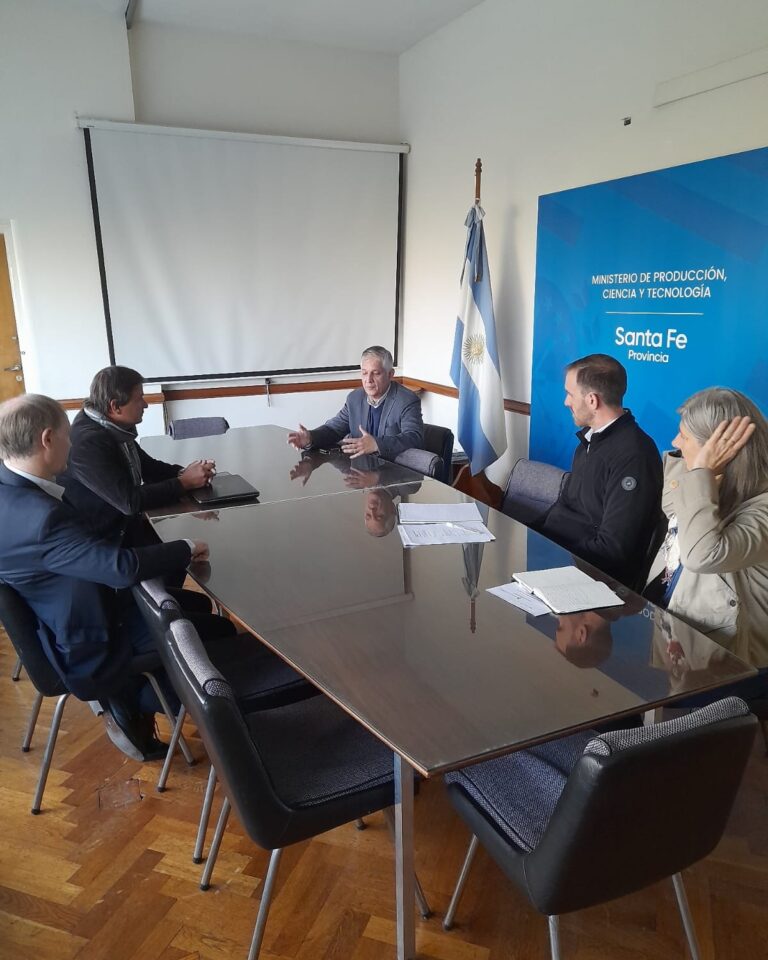 Mario Papaleo junto a vecinos sauceños preocupados por los derrumbes costeros