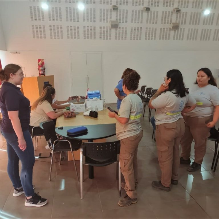 Dispositivo de vacunación para empleados y empleadas del parque industrial