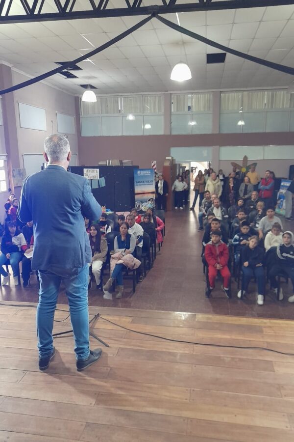 La 6ta edición de la Feria del Libro en Sauce Viejo quedó inaugurada este viernes, con entrada libre y gratuita.