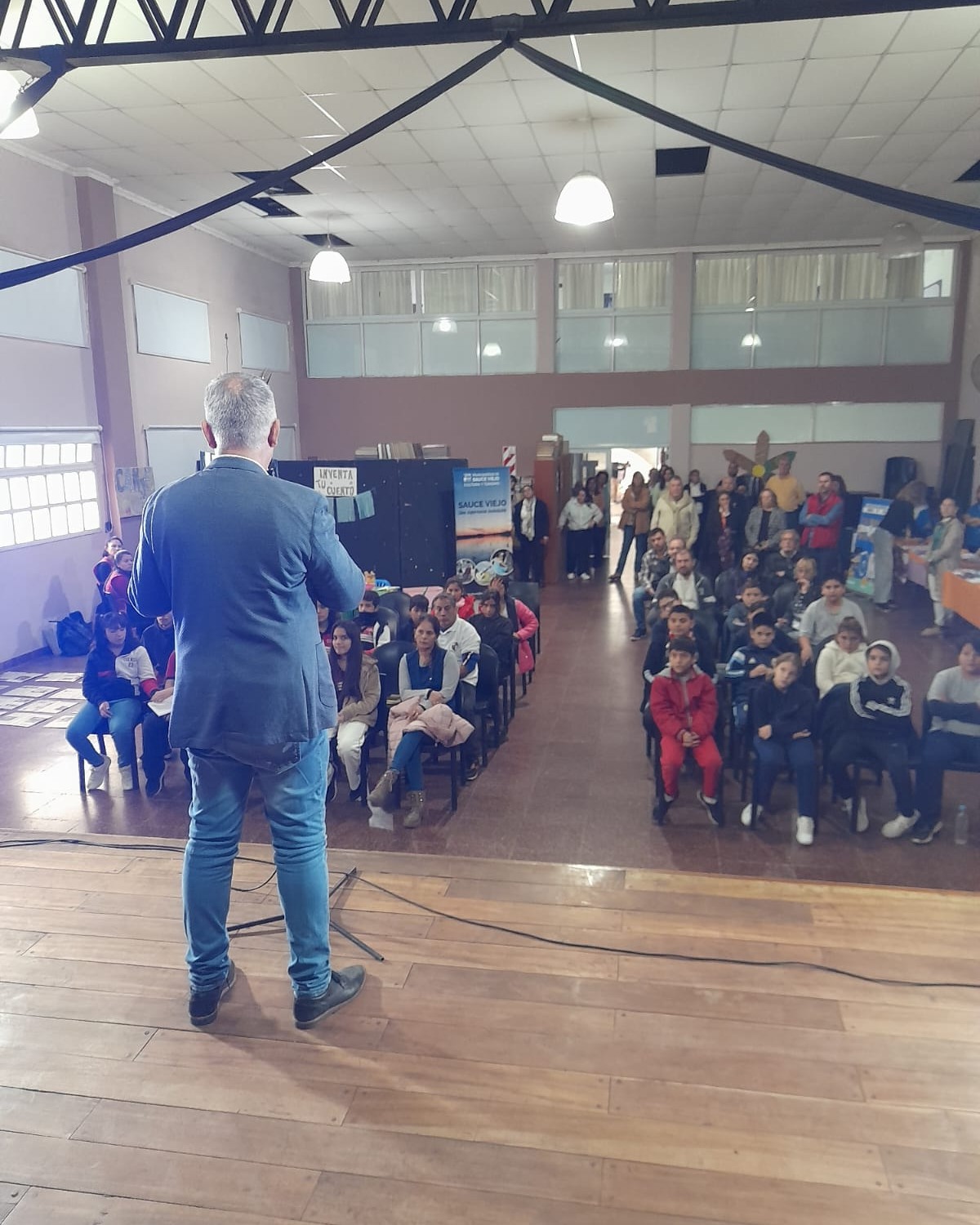 La 6ta edición de la Feria del Libro en Sauce Viejo quedó inaugurada este viernes, con entrada libre y gratuita.