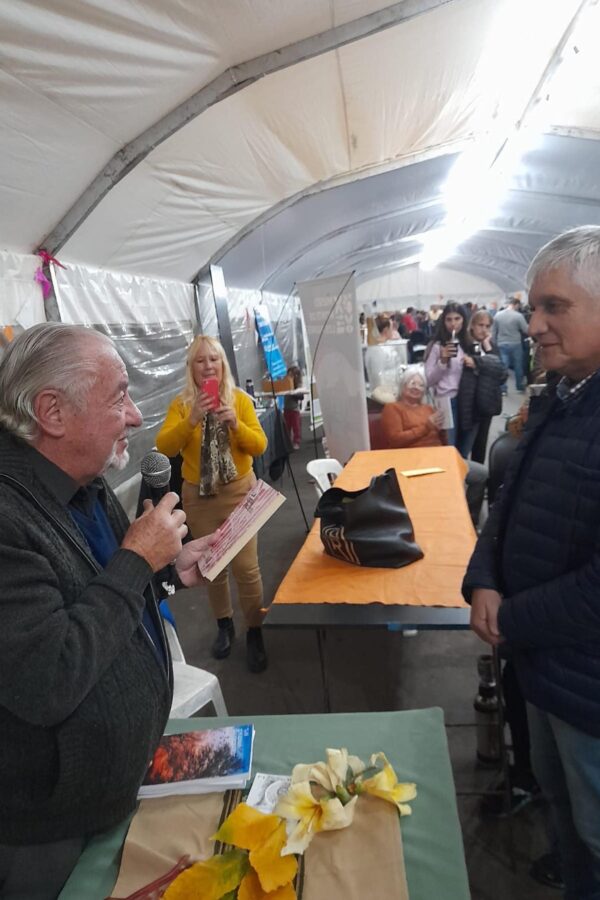 El intendente de la ciudad de Sauce Viejo, Dr. Mario Papaleo, se hizo presente en la última jornada de la feria del libro