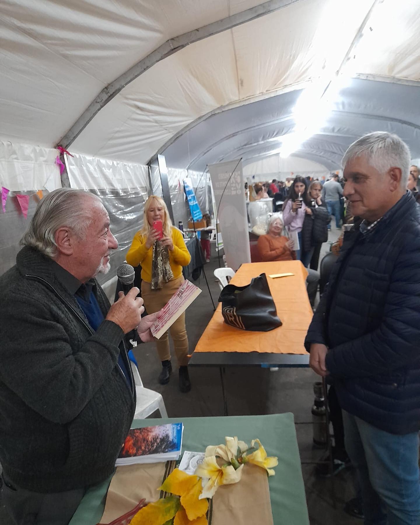 El intendente de la ciudad de Sauce Viejo, Dr. Mario Papaleo, se hizo presente en la última jornada de la feria del libro
