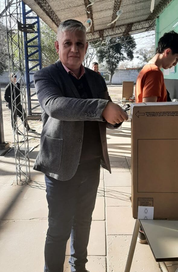 EL INTENDENTE DE SAUCE VIEJO VOTÓ EN LA ESCUELA PRESIDENTE PERÓN