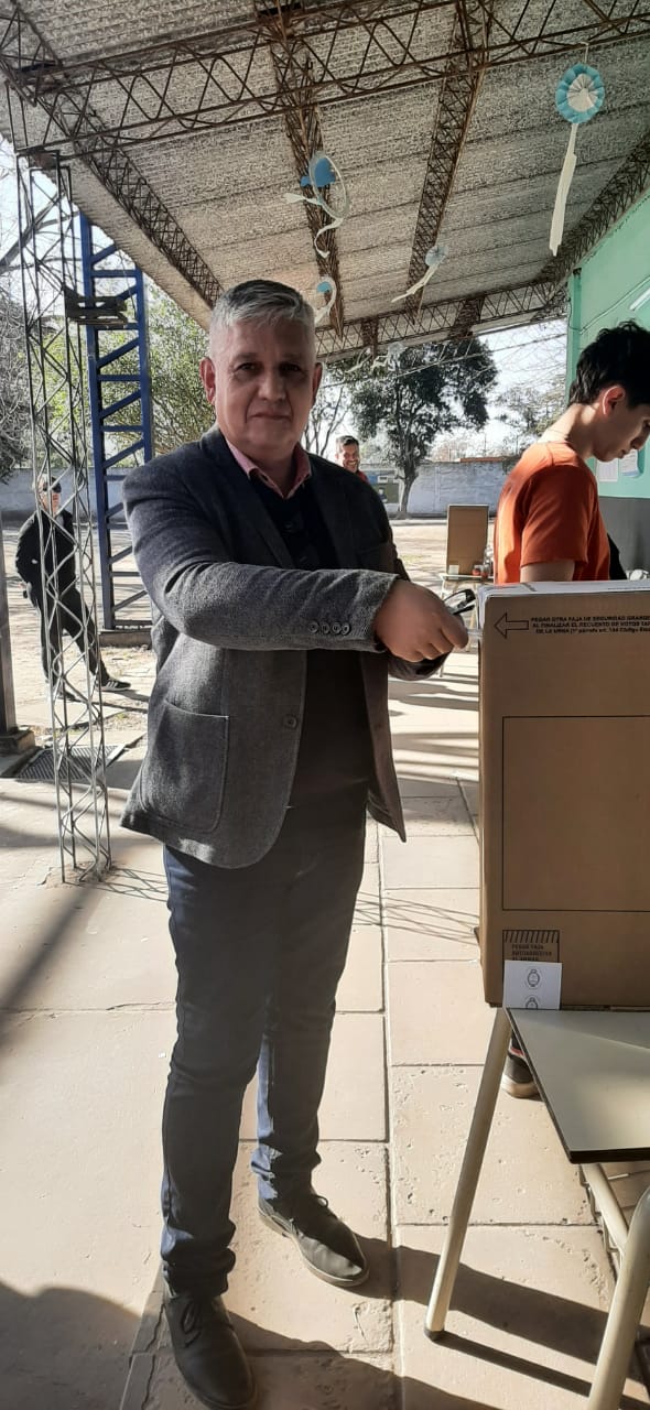 EL INTENDENTE DE SAUCE VIEJO VOTÓ EN LA ESCUELA PRESIDENTE PERÓN