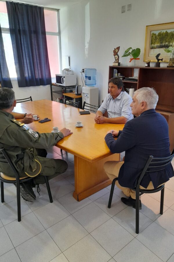 LA MUNICIPALIDAD ACORDÓ TRABAJAR JUNTAMENTE CON LA DIRECCIÓN GENERAL DE SEGURIDAD RURAL “LOS PUMAS”