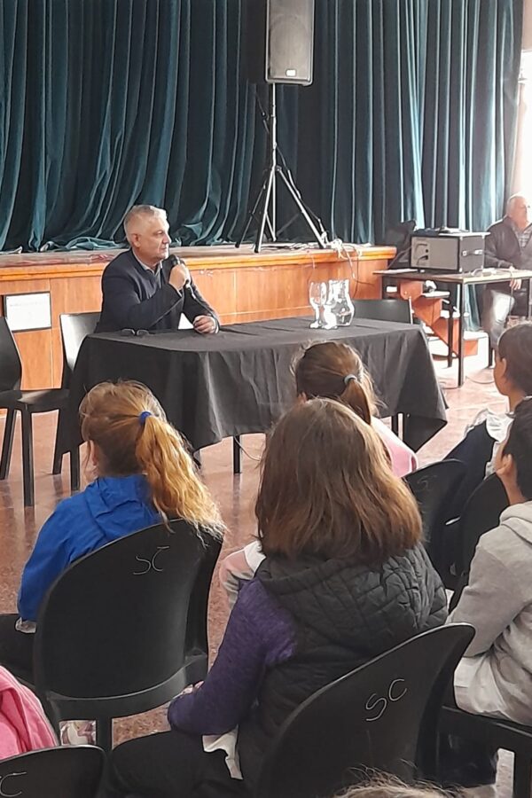 ALUMNOS Y ALUMNAS DE LA ESCUELA ECHAGÜE ENTREVISTARON AL INTENDENTE