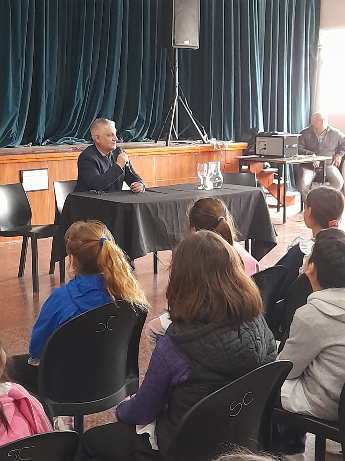 ALUMNOS Y ALUMNAS DE LA ESCUELA ECHAGÜE ENTREVISTARON AL INTENDENTE