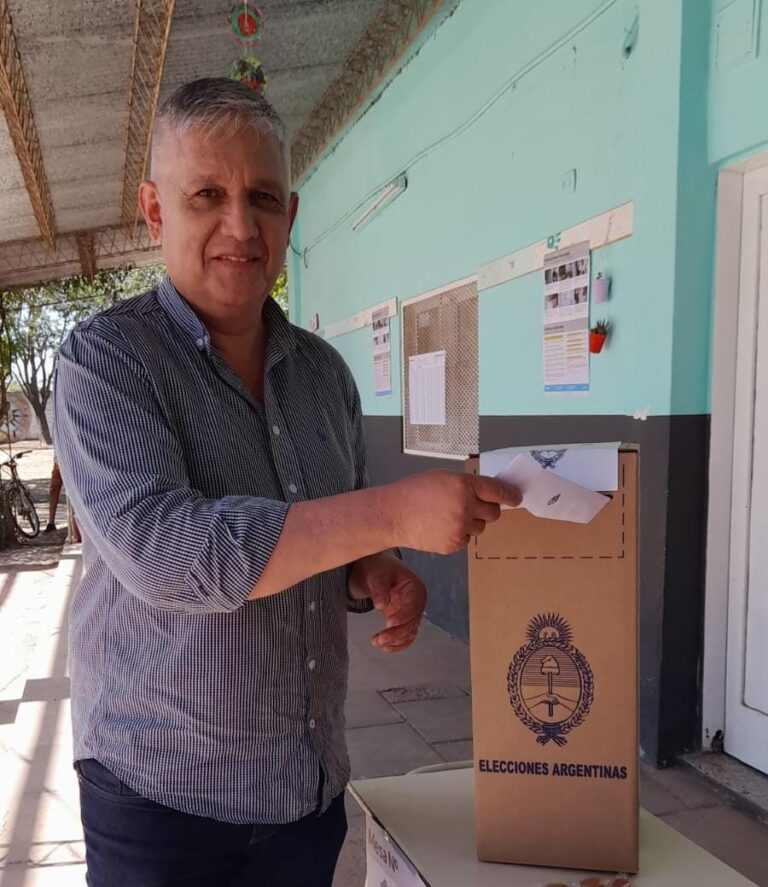 BALOTAJE PRESIDENCIAL: EL INTENDENTE PAPALEO VOTÓ EN LA ESCUELA PTE. PERÓN