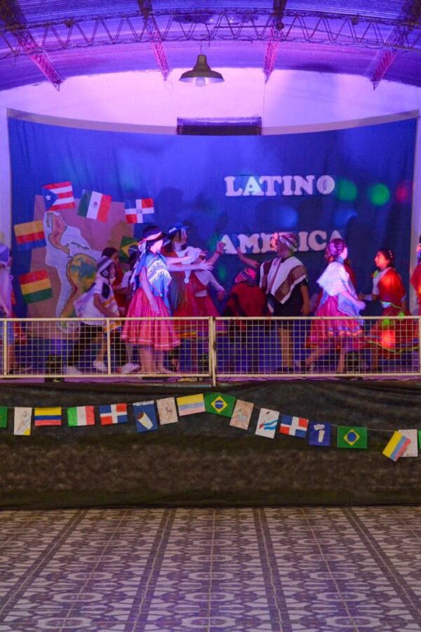 «LATINOAMERICA BAILA»¡ HERMOSA VELADA ARTÍSTICA VIVIMOS EN LA ESCUELA CANÓNIGO SEVERO ECHAGUE!