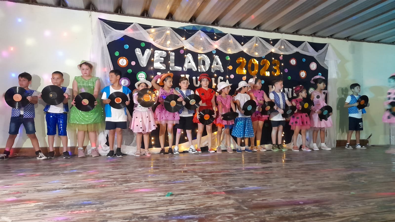 ¡BRILLANTE NOCHE EN LA VELADA DE LA ESCUELA CONSTANCIO VIGIL!