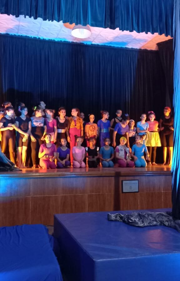 ¡CARGADA DE ENERGIA Y DESTREZA PASÓ LA MUESTRA ANUAL DE ACROBACIAS EN TELA: «RETRO NIGHT»!