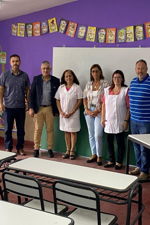 EL INTENDENTE MARIO PAPALEO ENTREGÓ KIT MOBILIARIO A LA ESCUELA CONSTANCIO VIGIL