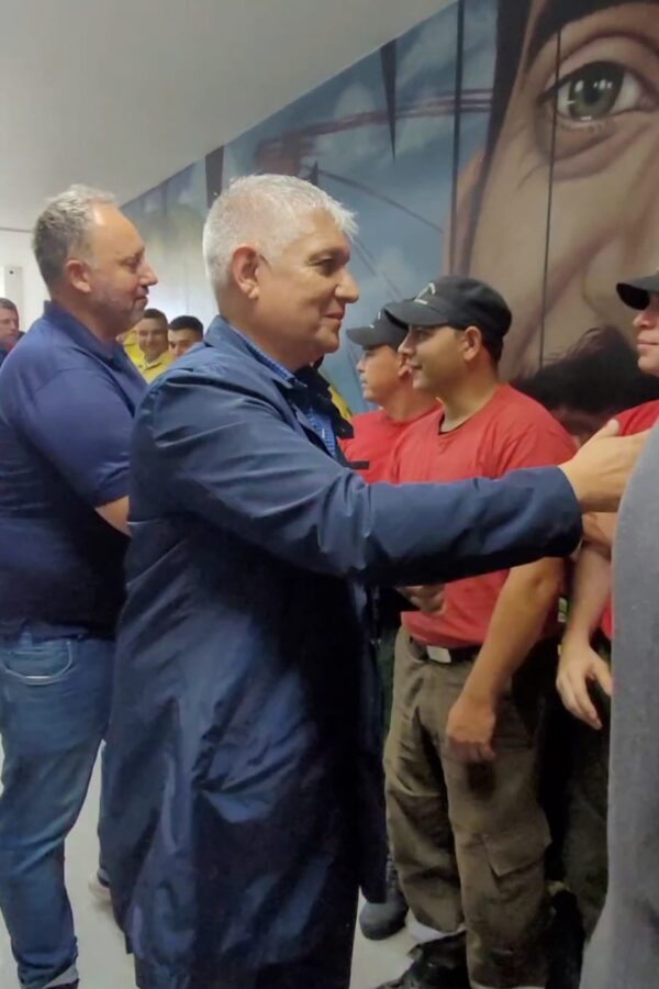 VOLVIERON DE CHUBUT LOS BRIGADISTAS SANTAFESINOS Y EL INTENDENTE PAPALEO FUE AL AEROPUERTO A RECIBIRLOS