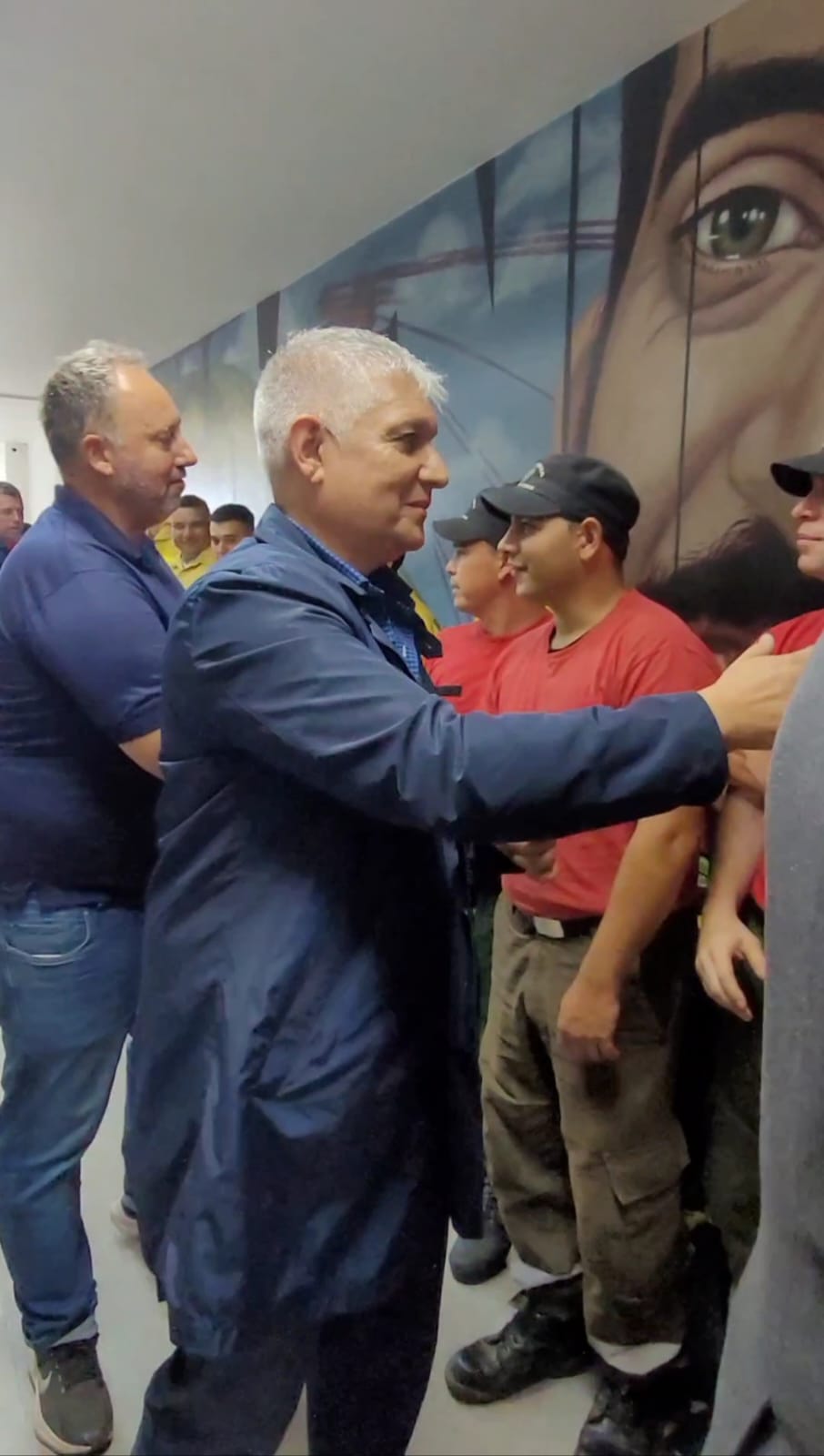 VOLVIERON DE CHUBUT LOS BRIGADISTAS SANTAFESINOS Y EL INTENDENTE PAPALEO FUE AL AEROPUERTO A RECIBIRLOS