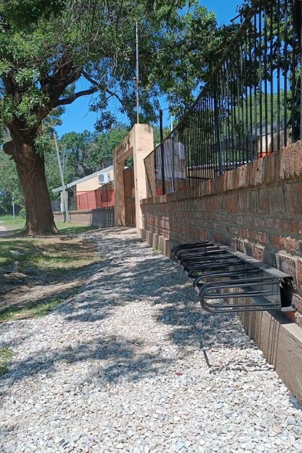 SE COLOCARON BICICLETEROS EN LA ESCUELA CONSTANCIO VIGIL