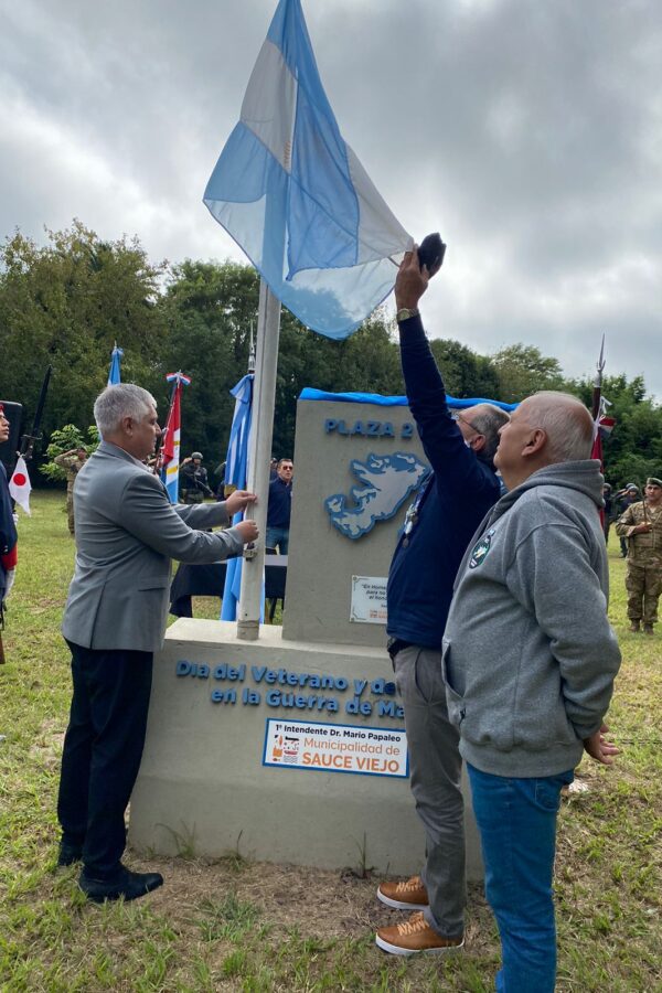 2 DE ABRIL EL INTENDENTE MARIO PAPALEO PRESIDIÓ LA CONMEMORACIÓN DEL DIA DE VETERANOS Y CAIDOS EN LAS MALVINAS