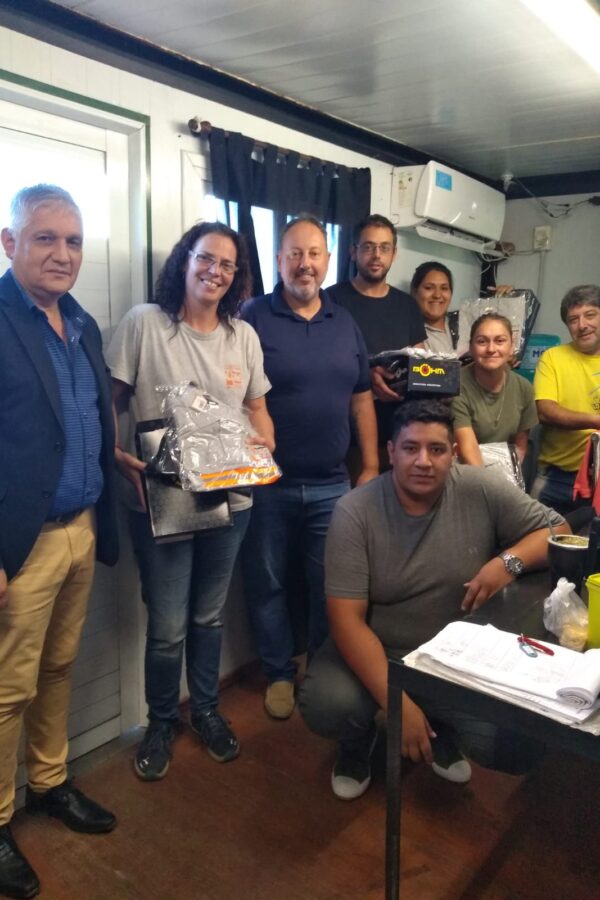 EL INTENDENTE MARIO PAPALEO ENTREGÓ INDUMENTARIA A LA GUS