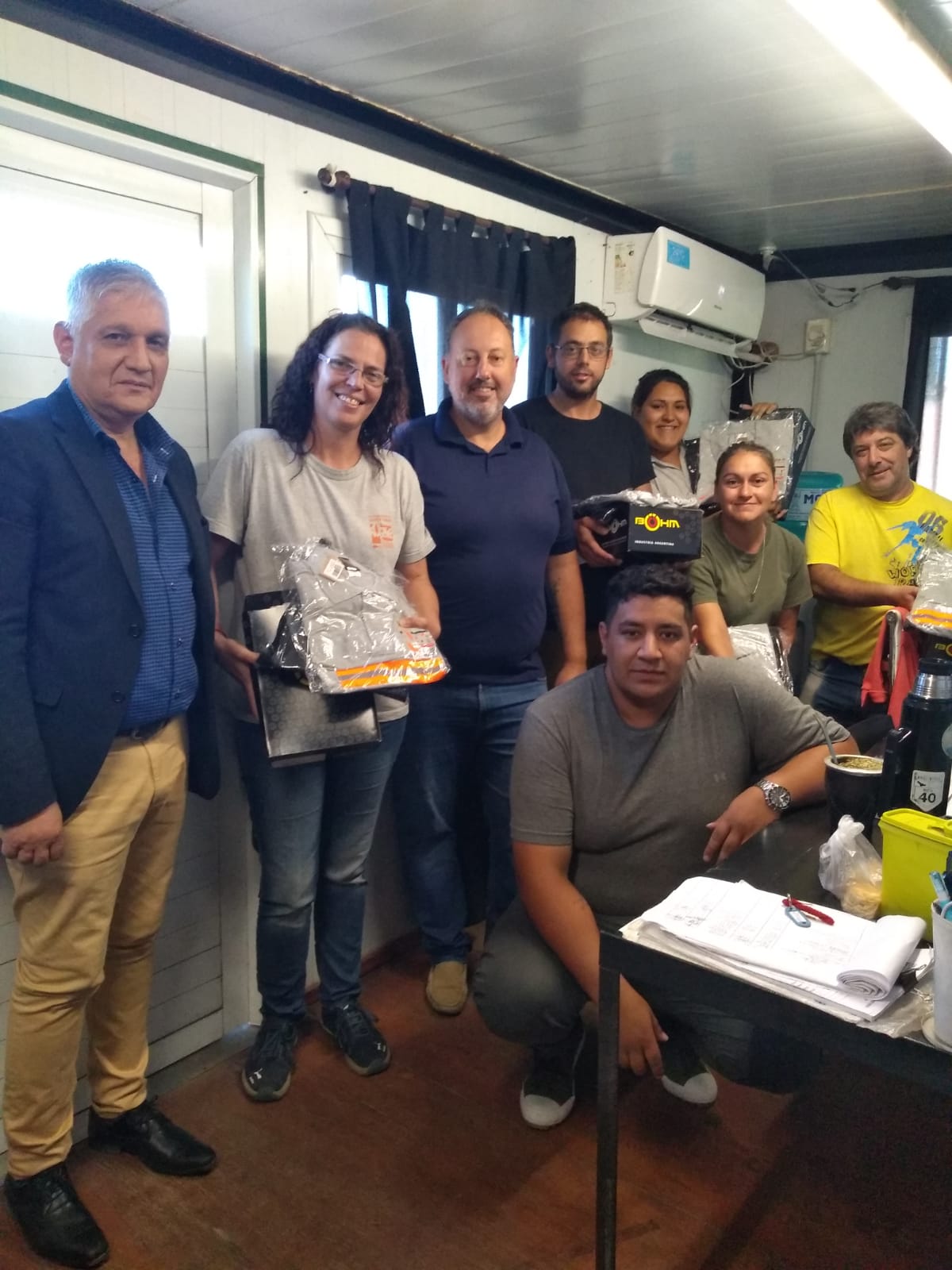 EL INTENDENTE MARIO PAPALEO ENTREGÓ INDUMENTARIA A LA GUS