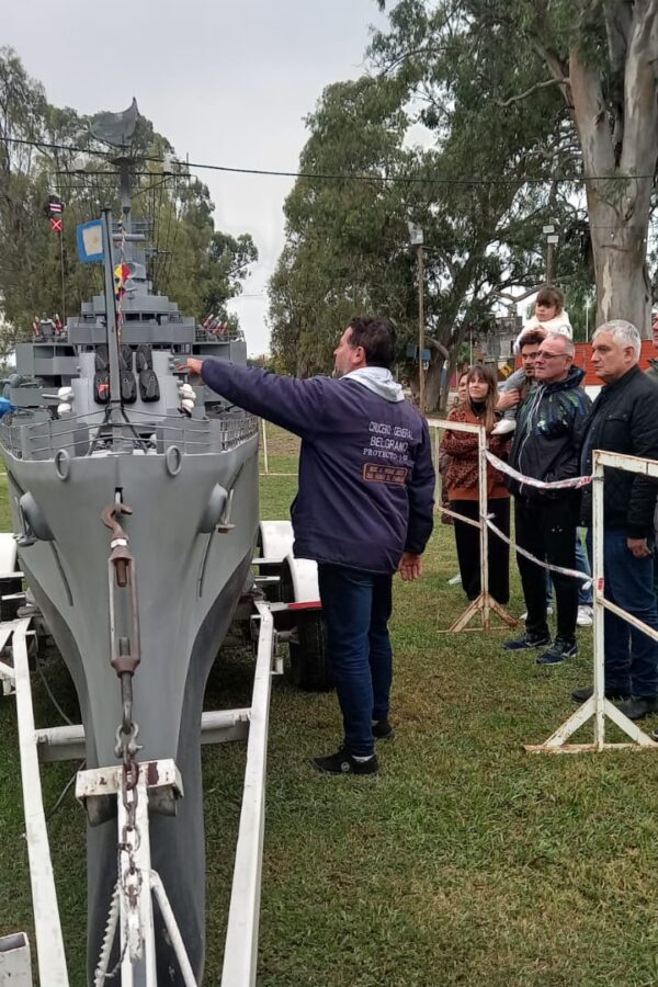 EL INTENDENTE MARIO PAPALEO VISITÓ LA EXPOSICIÓN DE LA RÉPLICA DEL CRUCERO ARA GENERAL BELGRANO