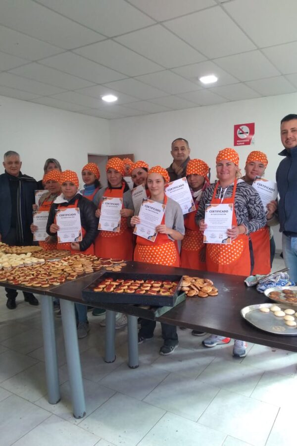 EL INTENDENTE MARIO PAPALEO ENTREGÓ LOS DIPLOMAS A QUIENES FINALIZARON LOS TALLERES DE MASAS BÁSICAS DE PANADERIA