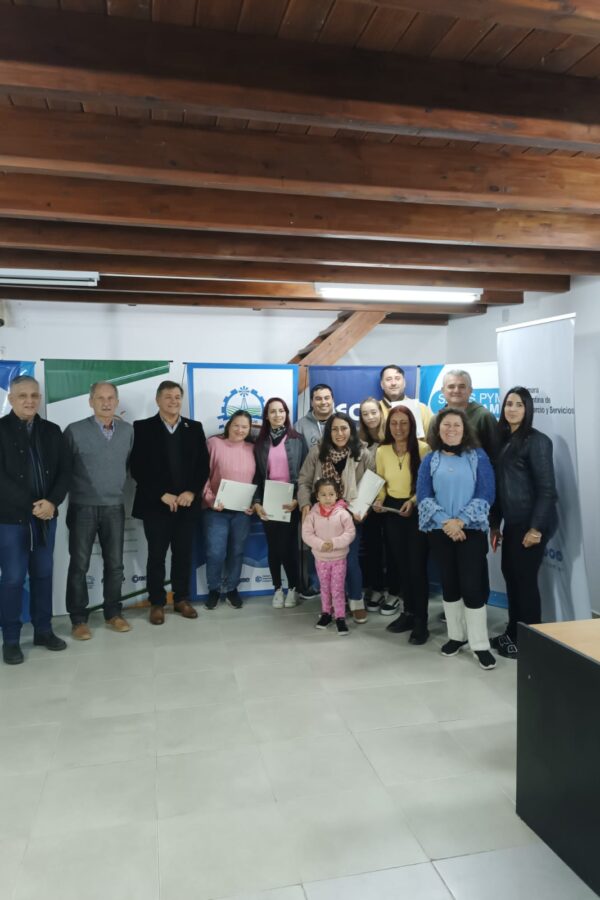 EL INTENDENTE MARIO PAPALEO PRESENTE EN LA ENTREGA DE DIPLOMAS EN EL CENTRO COMERCIAL