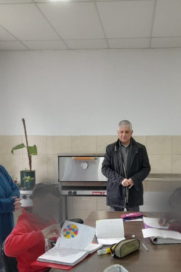 EL DR. MARIO PAPALEO VISITÓ EL TALLER DE ACOMPAÑAMIENTO ESCOLAR