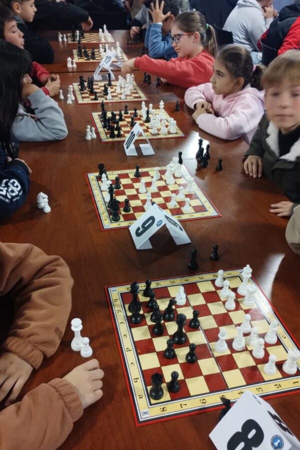 ALUMNOS DE AJEDREZ DEL LICEO MUNICIPAL PARTICIPARON DE UN ENCUENTRO REGIONAL EN LA CIUDAD DE SANTA FE