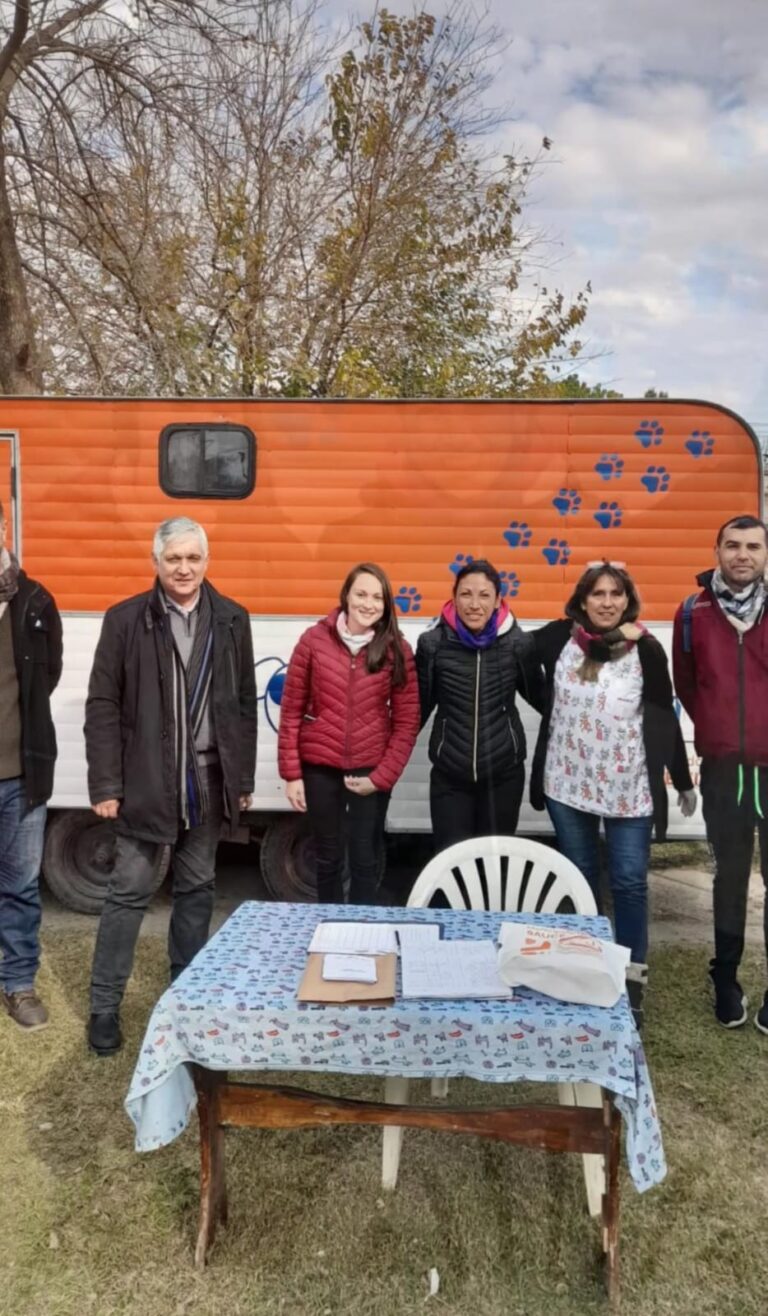 EL DR. MARIO PAPALEO ACOMPAÑÓ EL MÓVIL DE ATENCIÓN VETERINARIA EN BARRIO ADELINA