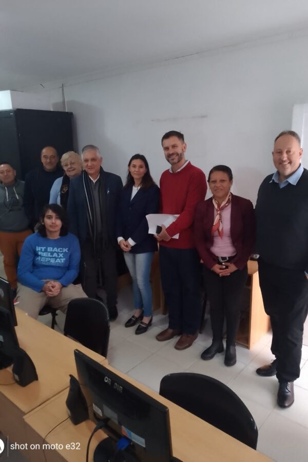 EL INTENDENTE MARIO PAPALEO DONÓ UNA COMPUTADORA A NAHUEL, ALUMNO DE ROBÓTICA DEL LICEO MUNICIPAL