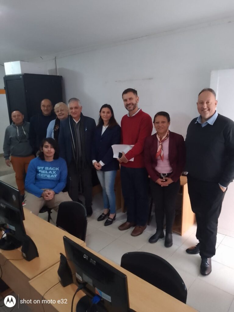 EL INTENDENTE MARIO PAPALEO DONÓ UNA COMPUTADORA A NAHUEL, ALUMNO DE ROBÓTICA DEL LICEO MUNICIPAL