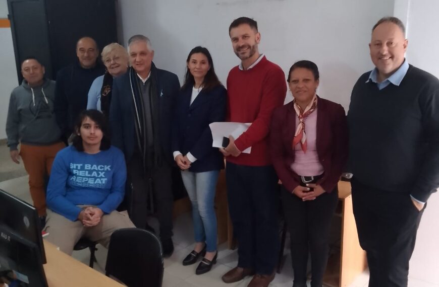 EL INTENDENTE MARIO PAPALEO DONÓ UNA COMPUTADORA A NAHUEL, ALUMNO DE ROBÓTICA DEL LICEO MUNICIPAL