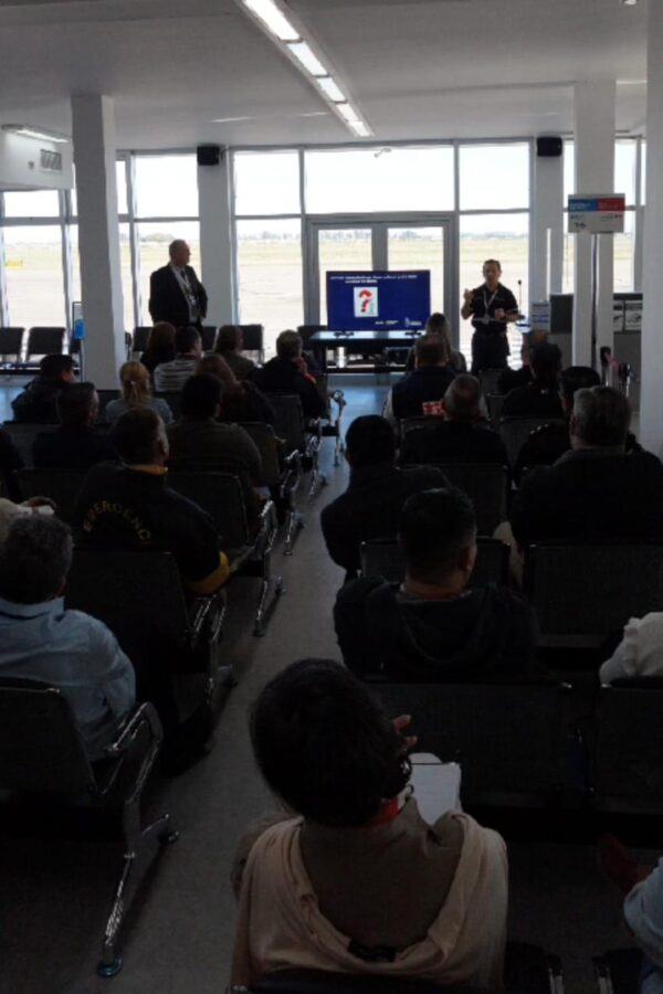 FUNCIONARIOS MUNICIPALES ASISTEN A CAPACITACIÓN SOBRE ACCIDENTOLOGÍA AÉREA EN EL AEROPUERTO