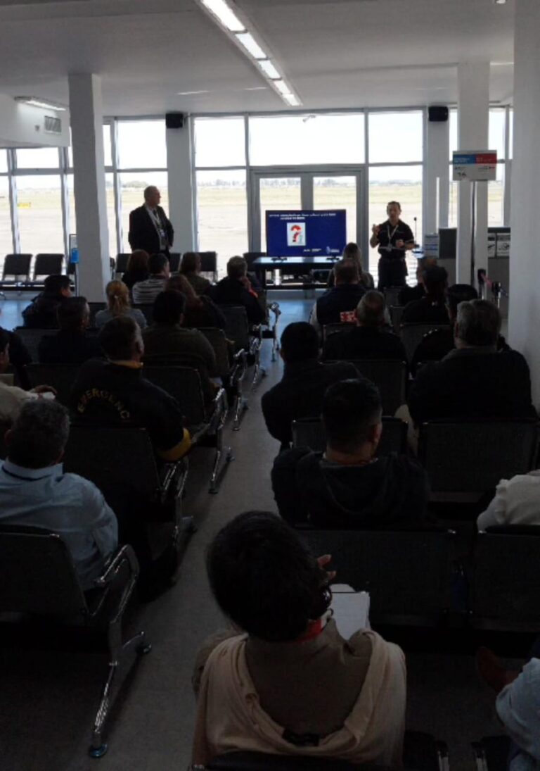 FUNCIONARIOS MUNICIPALES ASISTEN A CAPACITACIÓN SOBRE ACCIDENTOLOGÍA AÉREA EN EL AEROPUERTO