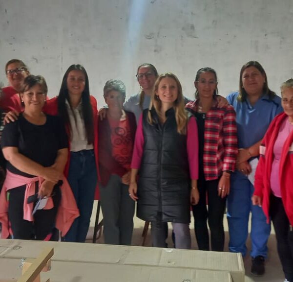 CHARLA POR LA SALUD INTEGRAL DE LAS MUJERES EN EL AULA TALLER DE LA PARROQUIA SAN CAYETANO