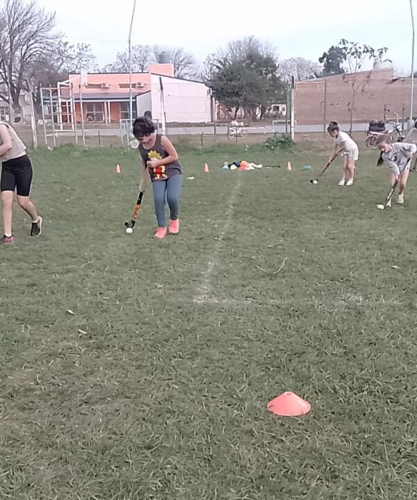 CONTINÚAN LAS CLASES DE HOCKEY MIXTO EN EL BARRIO ADELINA OESTE