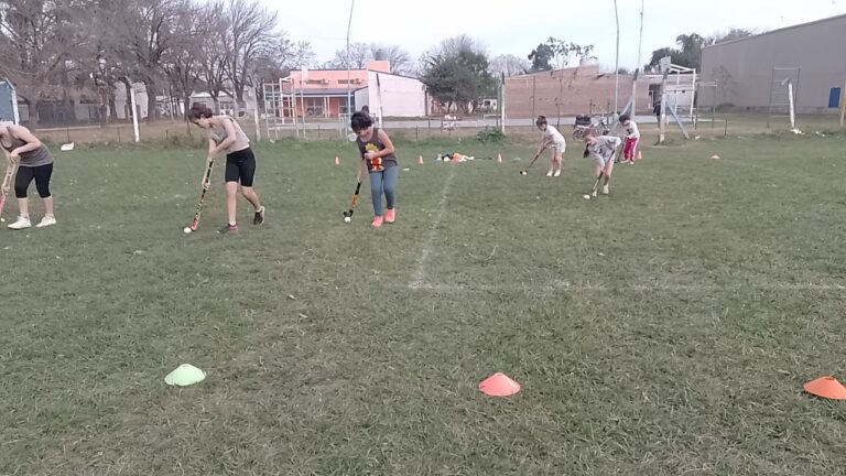 CONTINÚAN LAS CLASES DE HOCKEY MIXTO EN EL BARRIO ADELINA OESTE