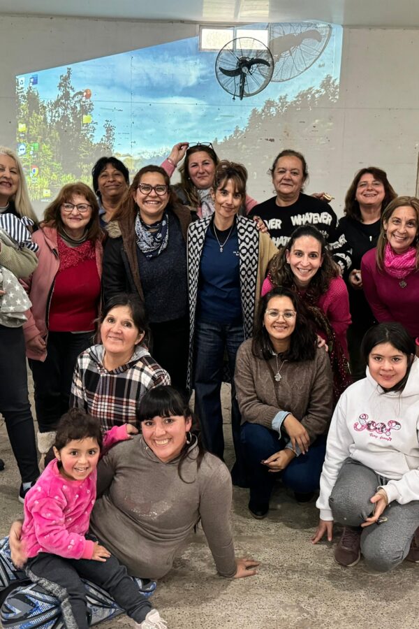 TALLER DE CONTENCIÓN DE MUJERES EN EL BARRIO ARENERAS