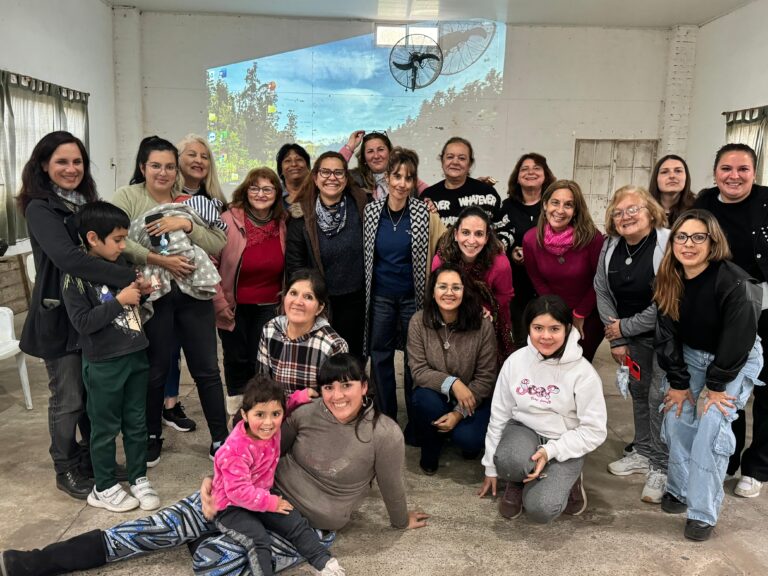 TALLER DE CONTENCIÓN DE MUJERES EN EL BARRIO ARENERAS