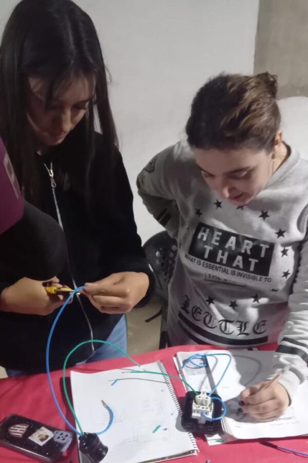 ¡NO PARAMOS CON LA CAPACITACIÓN EN EL TALLER DE ELECTRICIDAD EN BARRIO SAN CAYETANO!