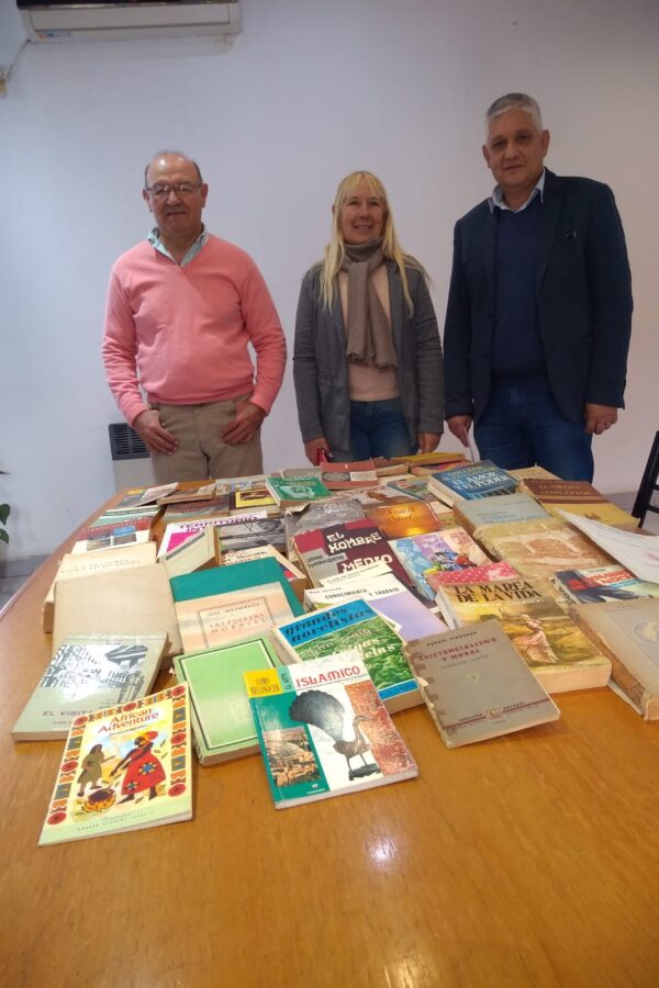 CON MUCHA ALEGRÍA RECIBIMOS LIBROS DONADOS A LA BIBLIOTECA MUNICIPAL