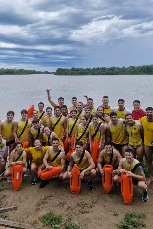 GUARDAVIDAS SANTAFESINOS RINDIERON SU EXAMEN FINAL EN LA COSTA DE SAUCE VIEJO