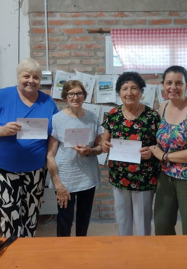 CURSO DE USO Y MANEJO DE CELULARES – ENTREGA DE DIPLOMAS A ADULTOS MAYORES