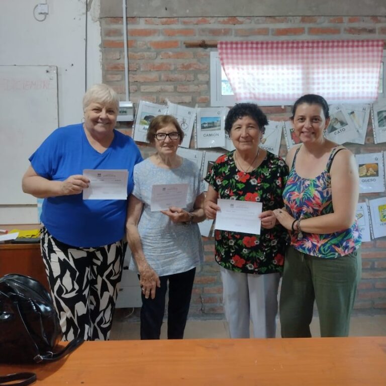 CURSO DE USO Y MANEJO DE CELULARES – ENTREGA DE DIPLOMAS A ADULTOS MAYORES