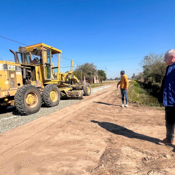 El intendente Papaleo recorrió obras de ripiado en barrio Taragüí
